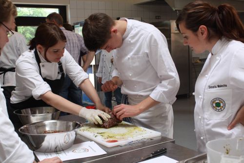 In der Hupfer-Testküche präparierten Azubis aus dem zweiten und dritten Lehrjahr unter Anleitung von André Dieker, Küchenchef in den Restaurants der Eymann-Sauna in Münster, kompakte Fleischstücke von Rind, Schwein und Lamm für den Smoker.